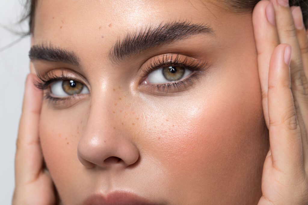 Comment activer la croissance des sourcils ? Essayez ces traitements naturels pour des sourcils plus épais !